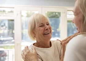 Lächelnde Seniorin im Gespräch, Nahaufnahme