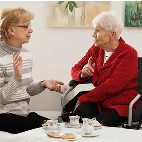 Persönliches Gespräch zwischen Betreuerin und Seniorin
