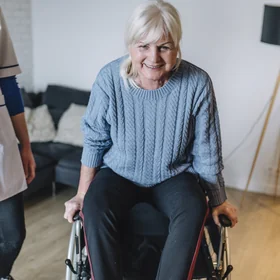 Senior im vertrauten Zuhause